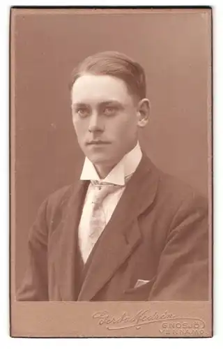 Fotografie GerdaNedren, Gnosjö, Portrait junger Mann im Anzug mit Schlips und gestylten Haaren