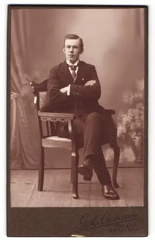 Fotografie Ester Audersson, Gnosjö, Portrait junger Mann im Anzug mit Schlips und Segelohren