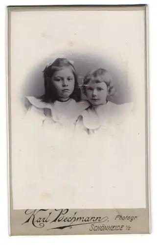 Fotografie Karl Bechmann, Schönheide i. E., Portrait zwei Mädchen im weissen Kleidern mit Haarschleife