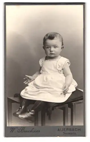 Fotografie W. Bruckner, Auerbach, Neumarkt, Portrait Kleinkind im weissen Kleid mit Lackschuhen