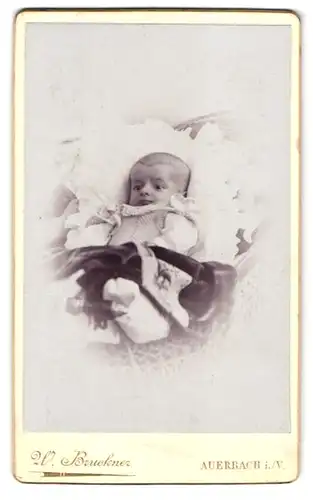 Fotografie W. Bruckner, Auerbach i. V., Portrait Baby im Kleidchen im Korb
