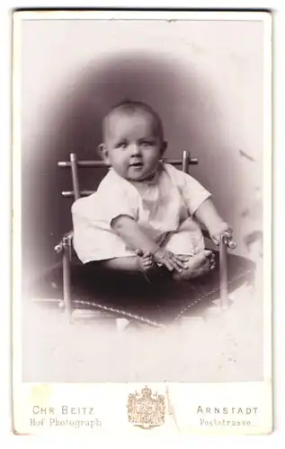 Fotografie Chr. Beitz, Arnstadt, Poststrasse, Portrait Baby im weissen leibchen auf einem Stuhl