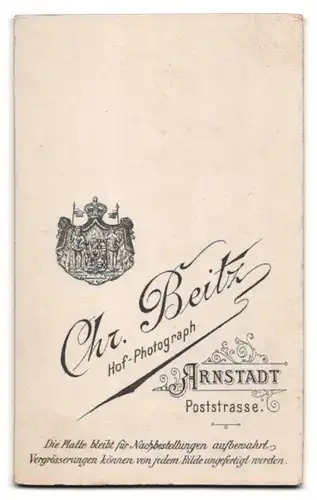 Fotografie Chr. Beitz, Arnstadt, Poststrasse, Portrait Baby im weissen leibchen auf einem Stuhl