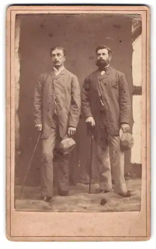 Fotografie Fotograf und Ort unbekannt, Portrait zwei Herren Franz und Ferdinand in Anzügen mit Stock und Hut