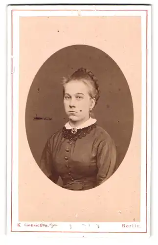 Fotografie K. Gensichen, Berlin, Brunnenstr. 124a, Portrait junge Frau im dunklen Kleid mit Rüschenkragen, Brosche