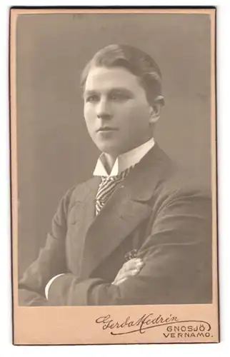 Fotografie Gerda Nedren, Gnosjö, Portrait junger Mann im Anzug mit gestreifter Krawatte