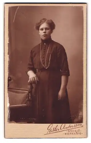 Fotografie Ester Andersson, Gnosjö, Portrait Frau im Biedermeierkleid mit Halskette