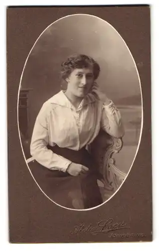 Fotografie Atelier Svea, Jönköping, Portrait Frau in weisser Bluse mit Locken