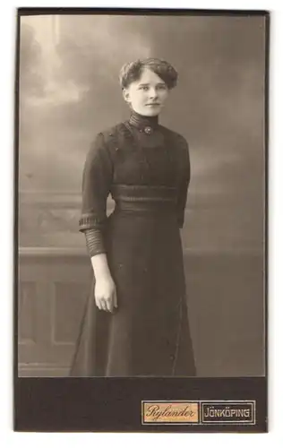 Fotografie Rylander, Jönköping, Östra Storgatan 24, Portrait junge Dame im schwarzen kleid mit Locken
