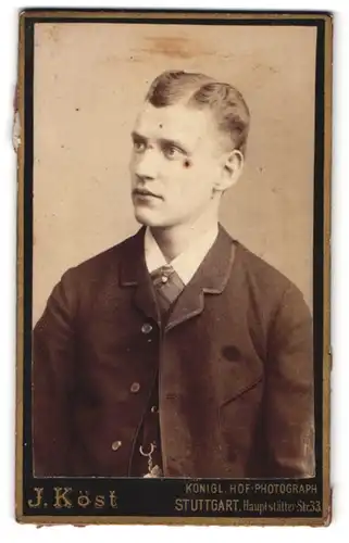 Fotografie J. Köst, Stuttgart, Hauptstätter-Str. 33, Portrait Herr im Anzug mit Mittelscheitel