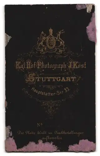 Fotografie J. Köst, Stuttgart, Hauptstätter-Str. 33, Portrait Herr im Anzug mit Mittelscheitel