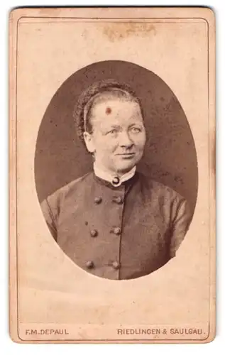 Fotografie F. M. Depaul, Riedlingen, Portrait ältere Dame im Kleid mit Brosche und Haarband