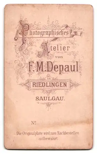 Fotografie F. M. Depaul, Riedlingen, Portrait ältere Dame im Kleid mit Brosche und Haarband