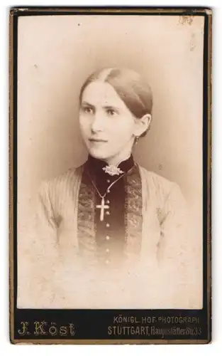Fotografie J. Köst, Stuttgart, Hauptstätter-Strasse 33, Portrait junge Frau im gestreiften Kleid mit Kreuzkette