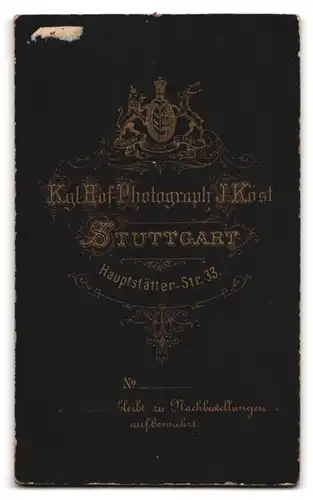 Fotografie J. Köst, Stuttgart, Hauptstätter-Strasse 33, Portrait junge Frau im gestreiften Kleid mit Kreuzkette