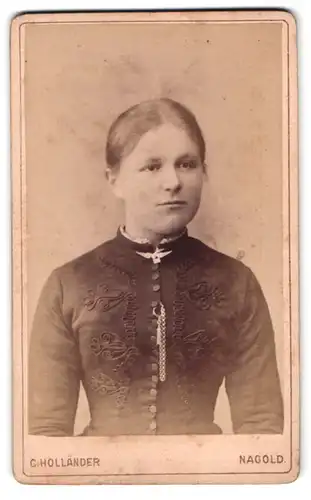 Fotografie C. Holländer, Nagold, Portrait junge Dame im bestickten Kleid mit Kette und Schwalbenbrosche