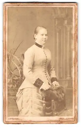 Fotografie C. Burghardt, Aalen, Portrait Dame im hellen Kleid mit Brosche und Rüschenkragen