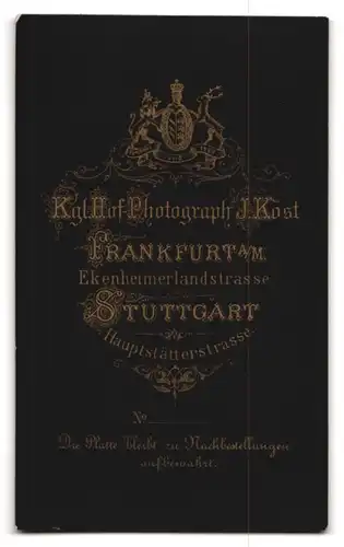 Fotografie J. Köst, Frankfurt a. M., Ekenheimerlandstrasse, Portrait Dame im dunklen Kleid mit Locken