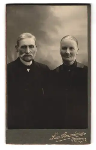 Fotografie Lisa Alexanderson, Jönköping, V. Storgat 3, Portrait älteres Ehepaar in schwarzer Kleidung, Franz Josef Bart