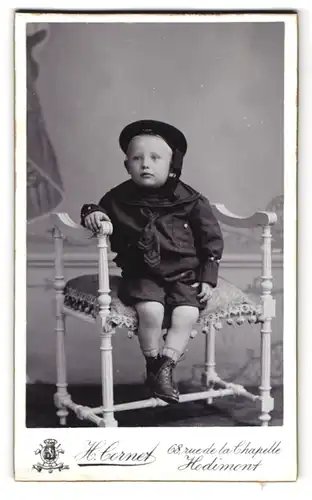 Fotografie H. Cornet, Hodimont, rue de la Chapelle 68, Portrait kleiner Knabe im Matrosenanzug mit Mütze