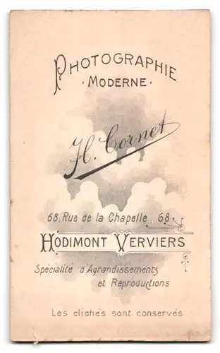 Fotografie H. Cornet, Hodimont, rue de la Chapelle 68, Portrait kleiner Knabe im Matrosenanzug mit Mütze