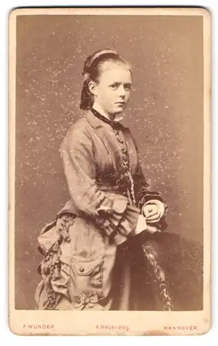 Fotografie F. Wunder, Hannover, Neuer Weg 4, Portrait Mädchen im Biedermeierkleid mit Halsband