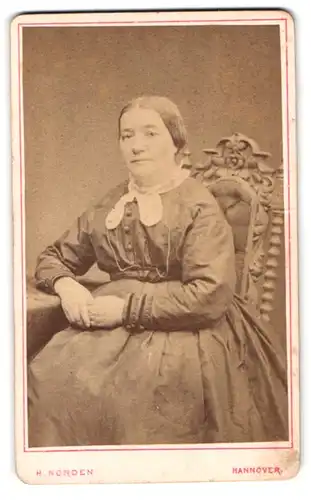 Fotografie H. Norden, Hannover, Schiffgraben 21, Portrait Dame im Biedermeierkleid mit Schleife und Halskette