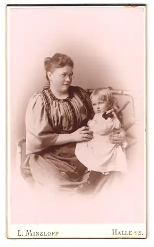 Fotografie L. Minzloff, Halle a. S., Alte Promenade 9, Portrait rundliche Mutter im Kleid mit kleiner Tochter auf Schoss
