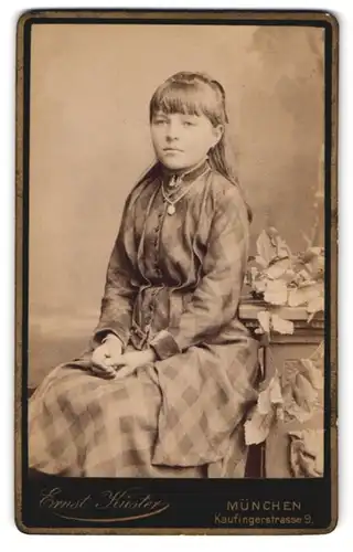 Fotografie Ernst Küster, München, Kaufingerstrasse 9, Portrait Mädchen im karierten Kleid mit Halskette und Pony