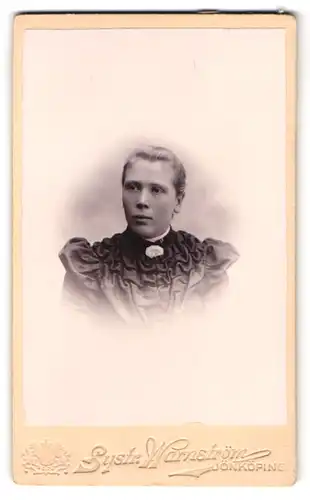 Fotografie Systr. Warnström, Jönköping, Barnapsgatan 32, Portrait Dame im gerafften Kleid mit Brosche