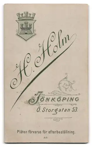 Fotografie Holm, Jönköping, Ö. Storgatan 53, Portrait Herr im Anzug mit Fliege und Kurzhaarschnitt