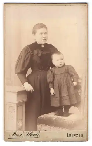 Fotografie Ferd. Thiele, Leipzig, Hospital-Strasse 7, Portrait Mutter im Biedermeierkleid mit Tochter im karierten Kleid