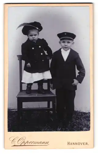 Fotografie C. Oppermann, Hannover, Engelbostelerdamm 4, Portrait Burder und Schwester im Anzug und Kleid mit Hut