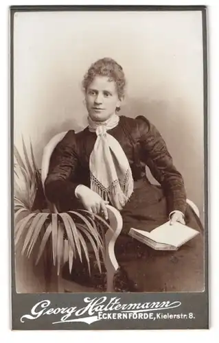 Fotografie Georg Haltermann, Eckernförde, Kielerstrasse 8, Portrait Dame im schwarzen kleid mit weissen Halstuch, Locken