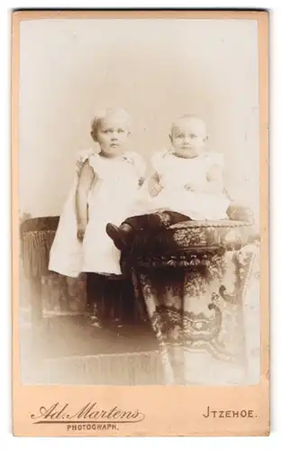 Fotografie Ad. Martens, Itzehoe, Mühlenstrasse 5, Portrait Kinder Emma und Mizi in weissen Kleidern