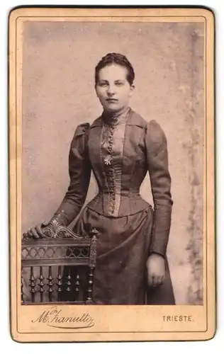 Fotografie M. Zanutto, Trieste, Via dell Caserma 1, Portrait junge Frau im taillierten Kleid mit Locken