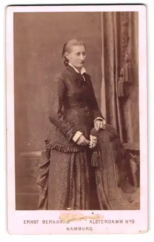 Fotografie Ernst Bernhard, Hamburg, Alsterdamm 9, Portrait Dame im gemusterten Kleid mit Rüschekragen