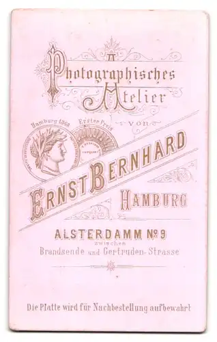 Fotografie Ernst Bernhard, Hamburg, Alsterdamm 9, Portrait Dame im gemusterten Kleid mit Rüschekragen