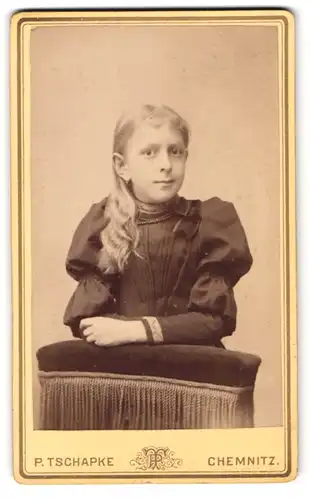 Fotografie P. Tschapke, Chemnitz, Zschopauer Str. 79, Portrait blondes Mädchen im schwazrn Kleid mit Schleife