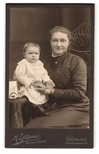 Fotografie M. Lüttgens, Görlitz, Steinstrasse 14, Portrait Frau im Biedermeierkleid mit Kleinkind im Kleid auf dem Tisch