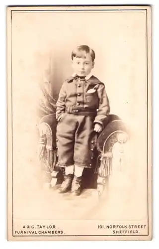 Fotografie A. & G. Taylor, Sheffield, Norfolk Street 101, Portrait junger englischer Knabe im Anzug mit Hand in der Hose