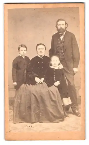 Fotografie Julius Schindler, Wien, Neubaugasse 31, Portrait Familie mit zwei Kindern im Samtkleid und Anzug