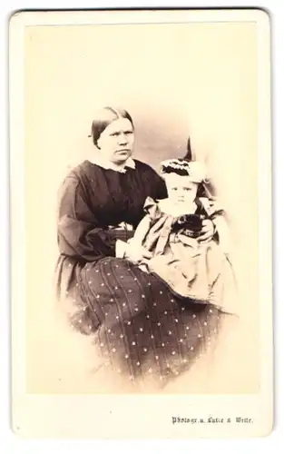 Fotografie Lutze & Witte, Berlin, Neue Friedrichstrasse 50, Portrait Mutter im Kleid mit Kleinkind samt Hut