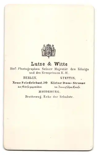 Fotografie Lutze & Witte, Berlin, Neue Friedrichstrasse 50, Portrait Mutter im Kleid mit Kleinkind samt Hut