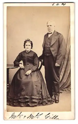 Fotografie J. Walker, Barnsley, Portrait älteres Paar Gill im Anzug und Biedermeierkleid