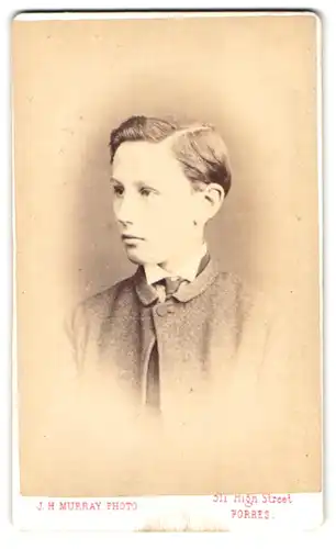 Fotografie J. H. Murray, Forres, High Street 311, Portrait junger Knabe im grauen Anzug mit Schlips