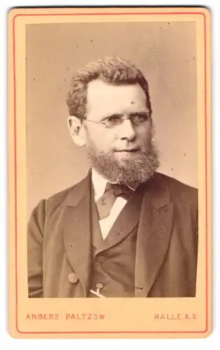 Fotografie Anders-Platzow, Halle a. S., Portrait Herr im Anzug mit Brille und Vollbart