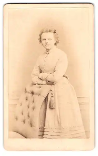 Fotografie Hermann Selle, Potsdam, York-Strasse 4, Portrait Dame im hellen Kleid mit Locken und verschrenkten Armen