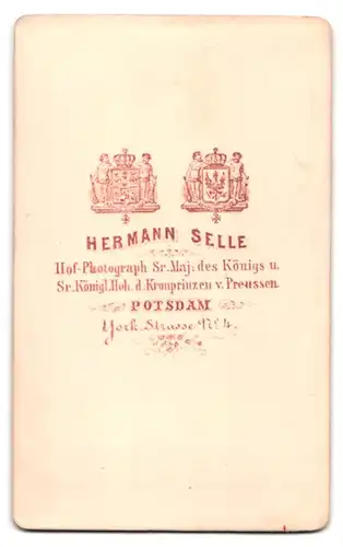 Fotografie Hermann Selle, Potsdam, York-Strasse 4, Portrait Dame im hellen Kleid mit Locken und verschrenkten Armen