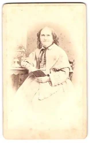 Fotografie H. Leykum jun., Brandenburg a. H., Hauptstrasse 19, Portrait ältere Dame im weissen Kleid mit Buch in der Hand